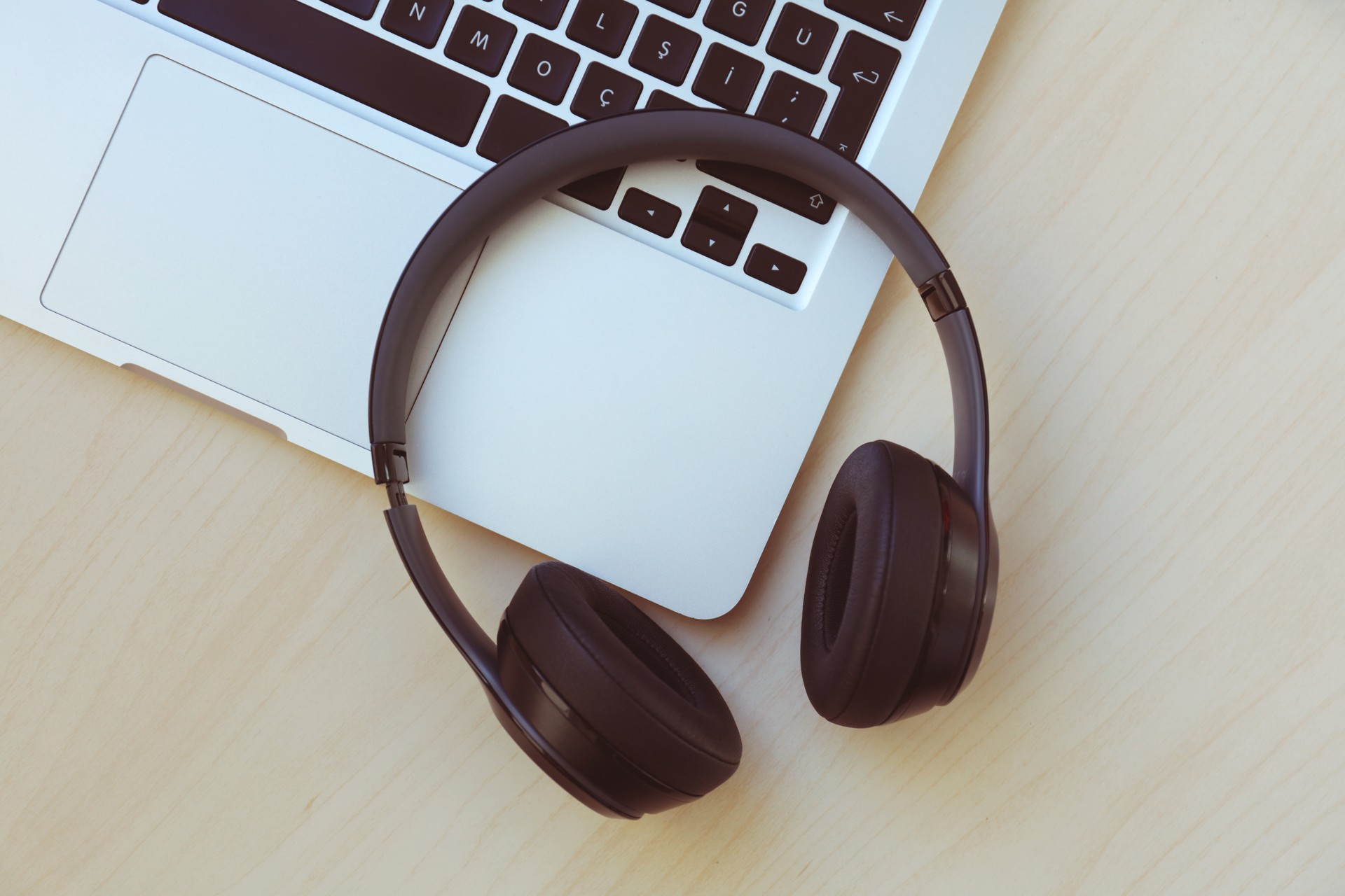 Headset on a laptop computer